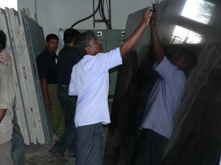 Black Graniet Fading - Workers applying Dye 34585_690993