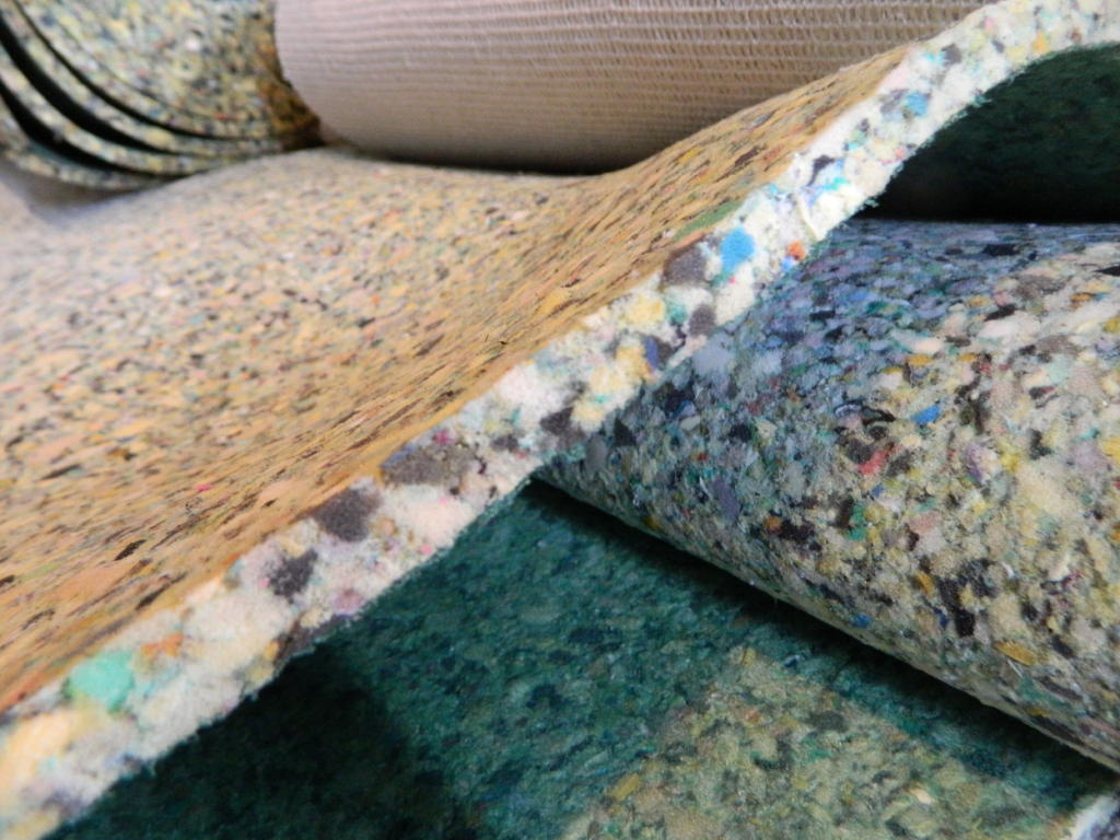 Contact between two components in the carpet can cause crackling noises.