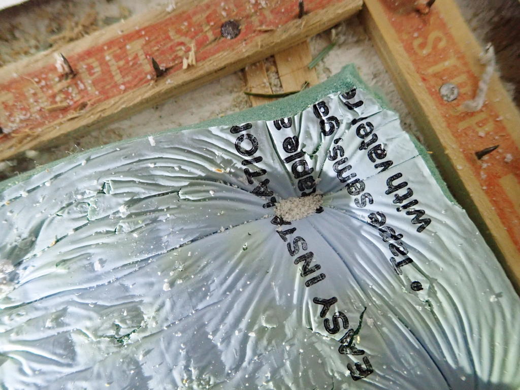 Contact between two components in the carpet can cause crackling noises.