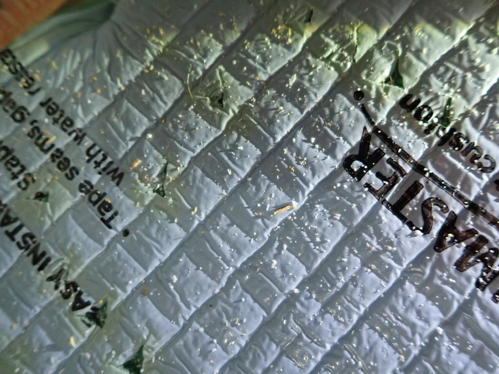 Contact between two components in the carpet can cause crackling noises.