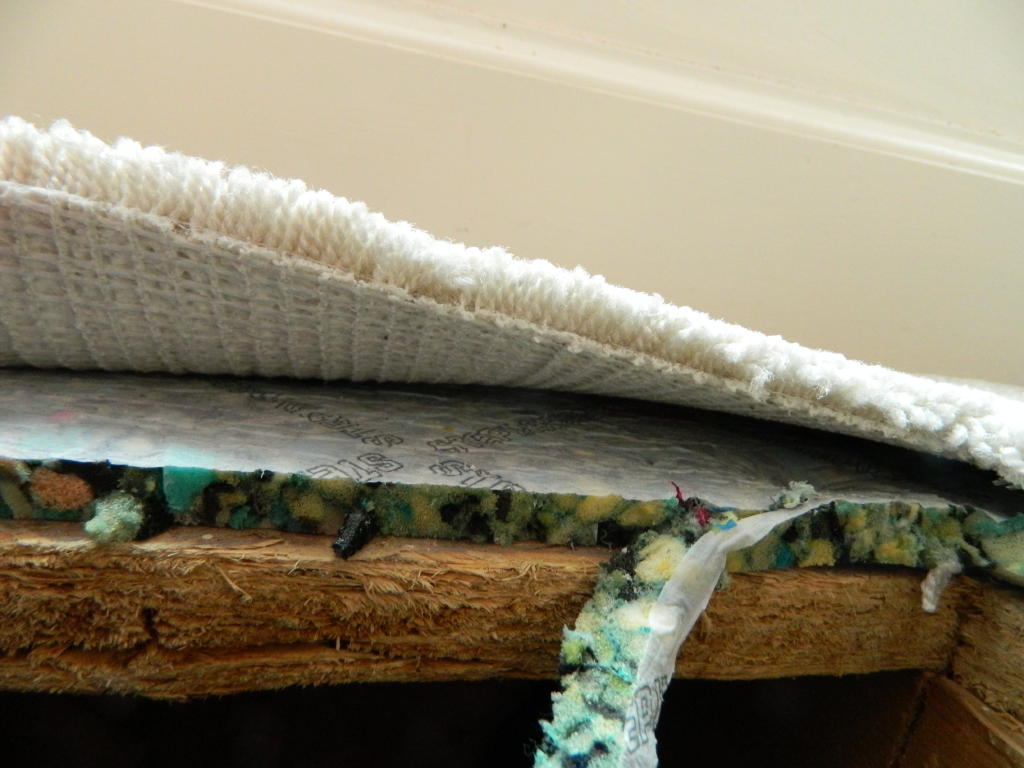 Contact between two components in the carpet can cause crackling noises.