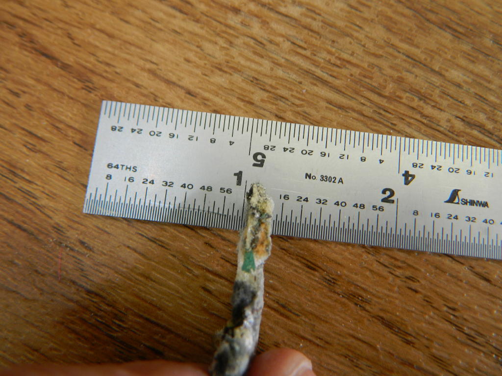 Contact between two components in the carpet can cause crackling noises.