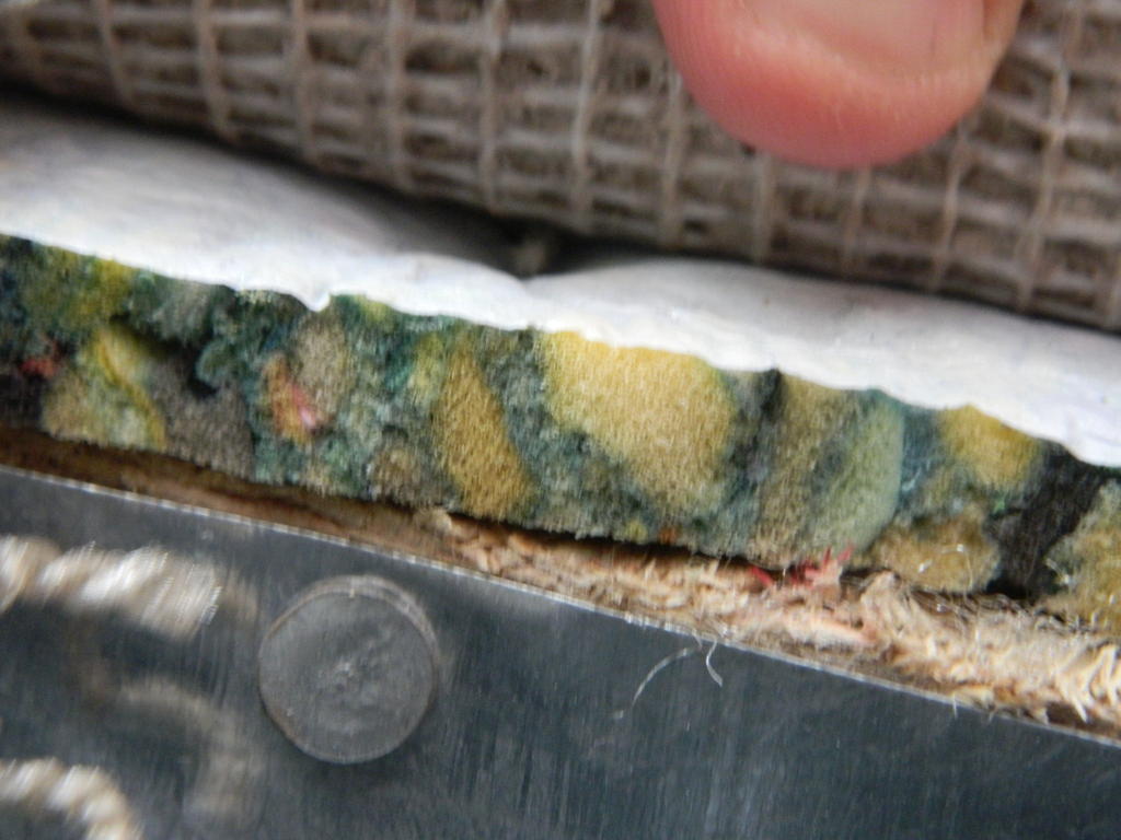 Contact between two components in the carpet can cause crackling noises.