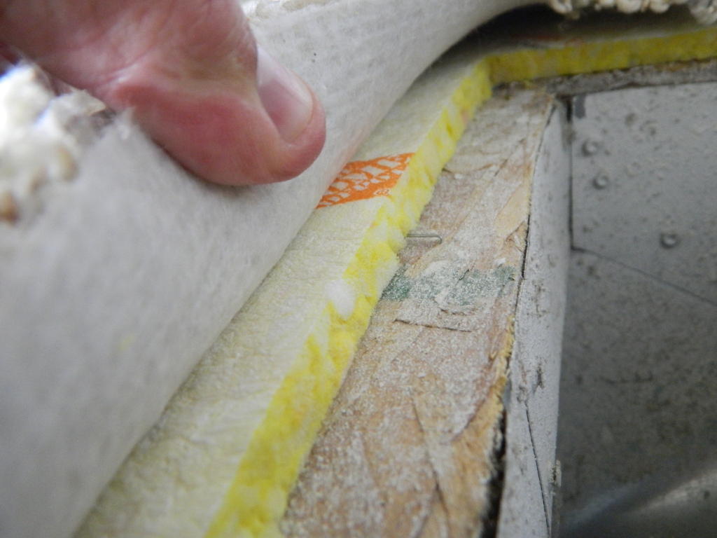 Contact between two components in the carpet can cause crackling noises.