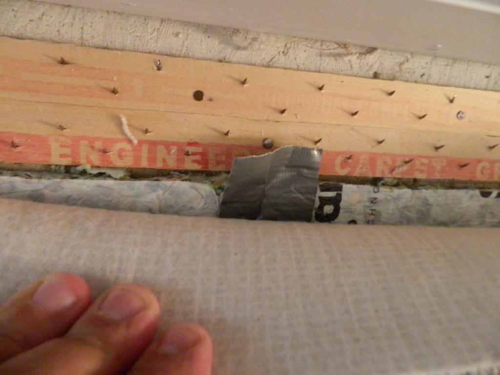 Contact between two components in the carpet can cause crackling noises.